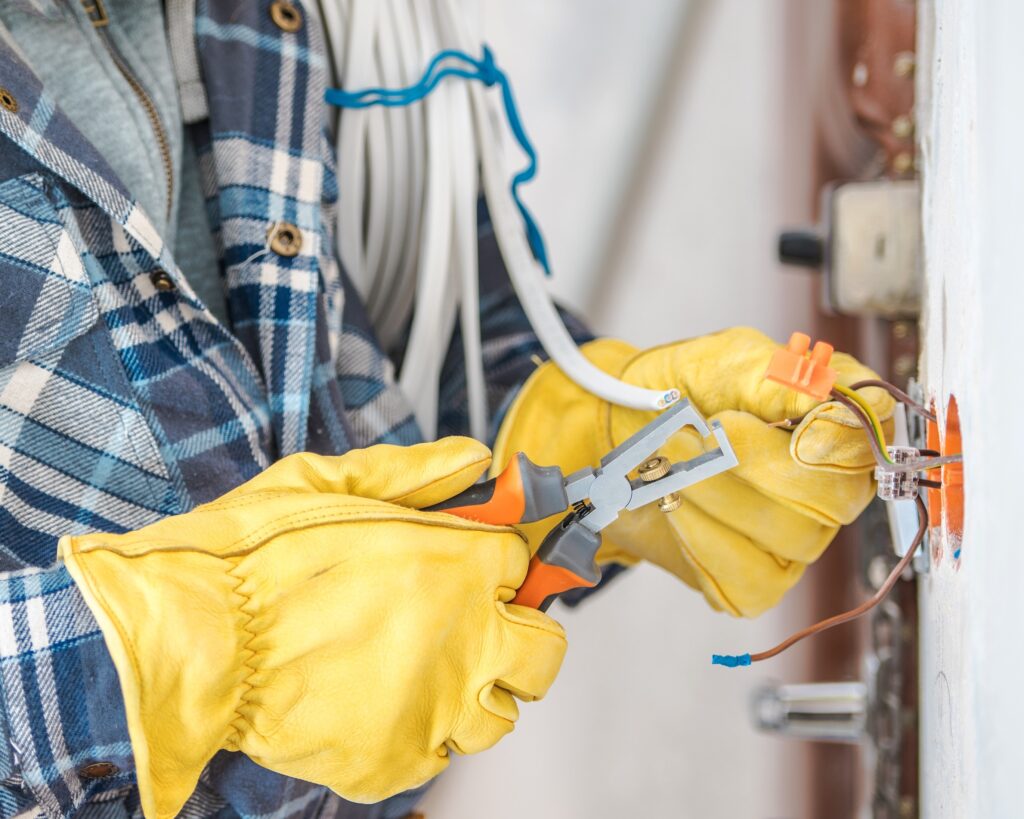 Professionelle Elektrikerarbeiten.