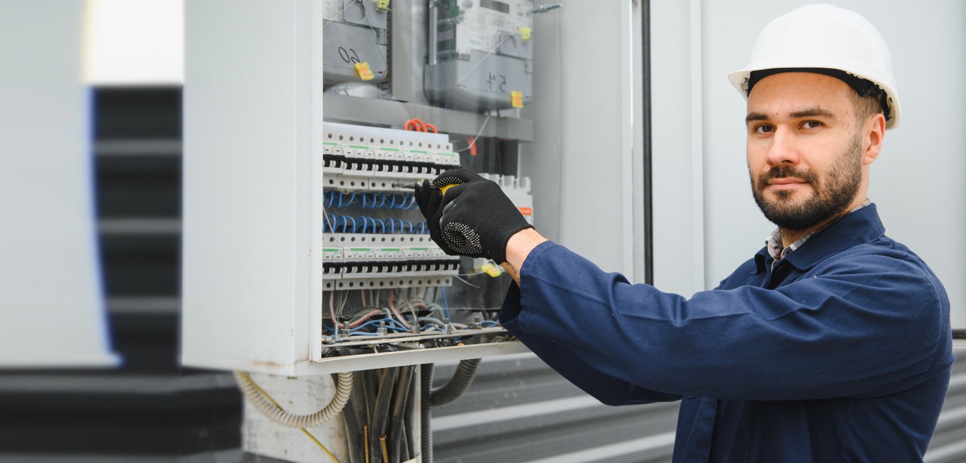 Elektriker arbeitet an Sicherungskasten