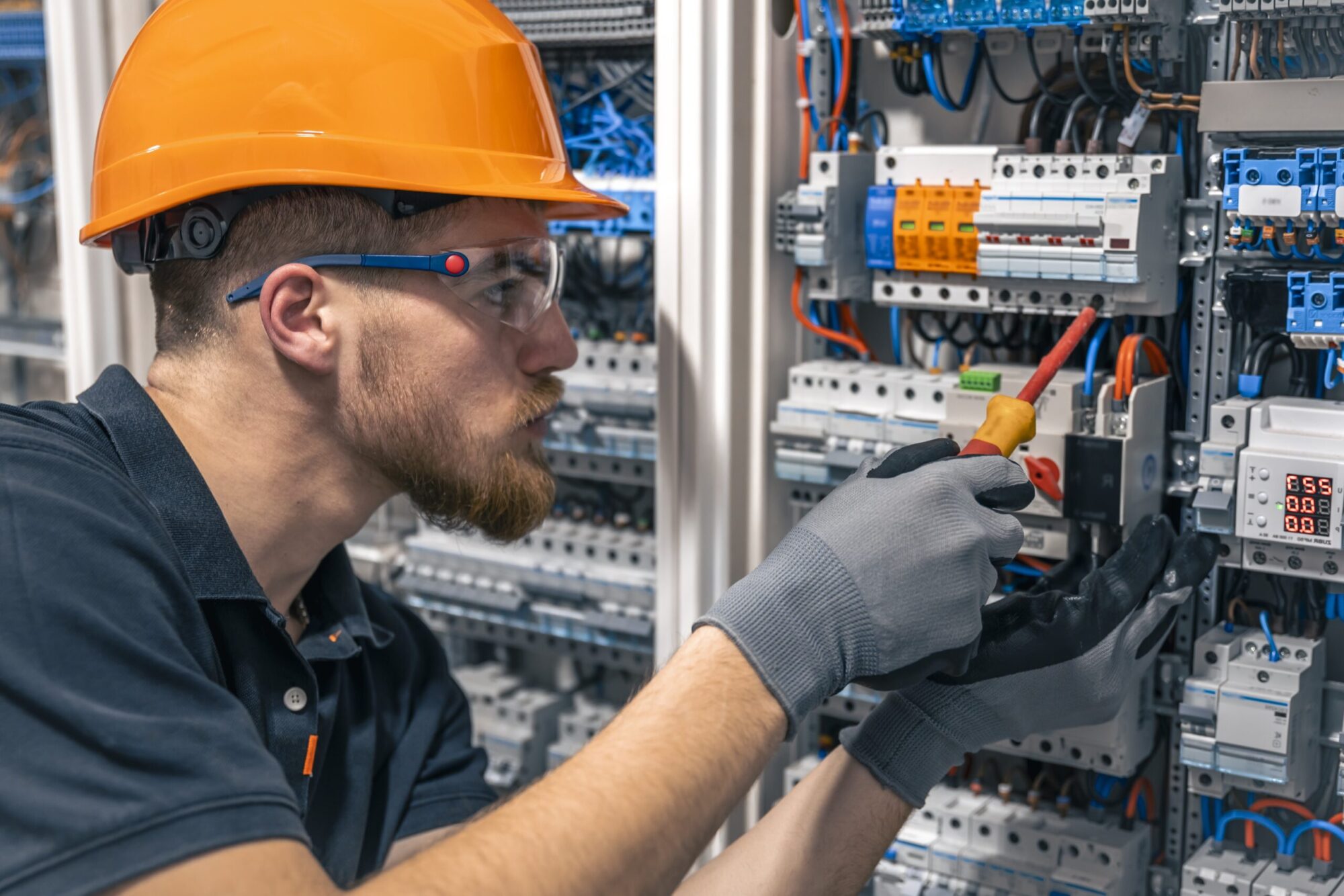 Elektriker installiert Fi-Schalter