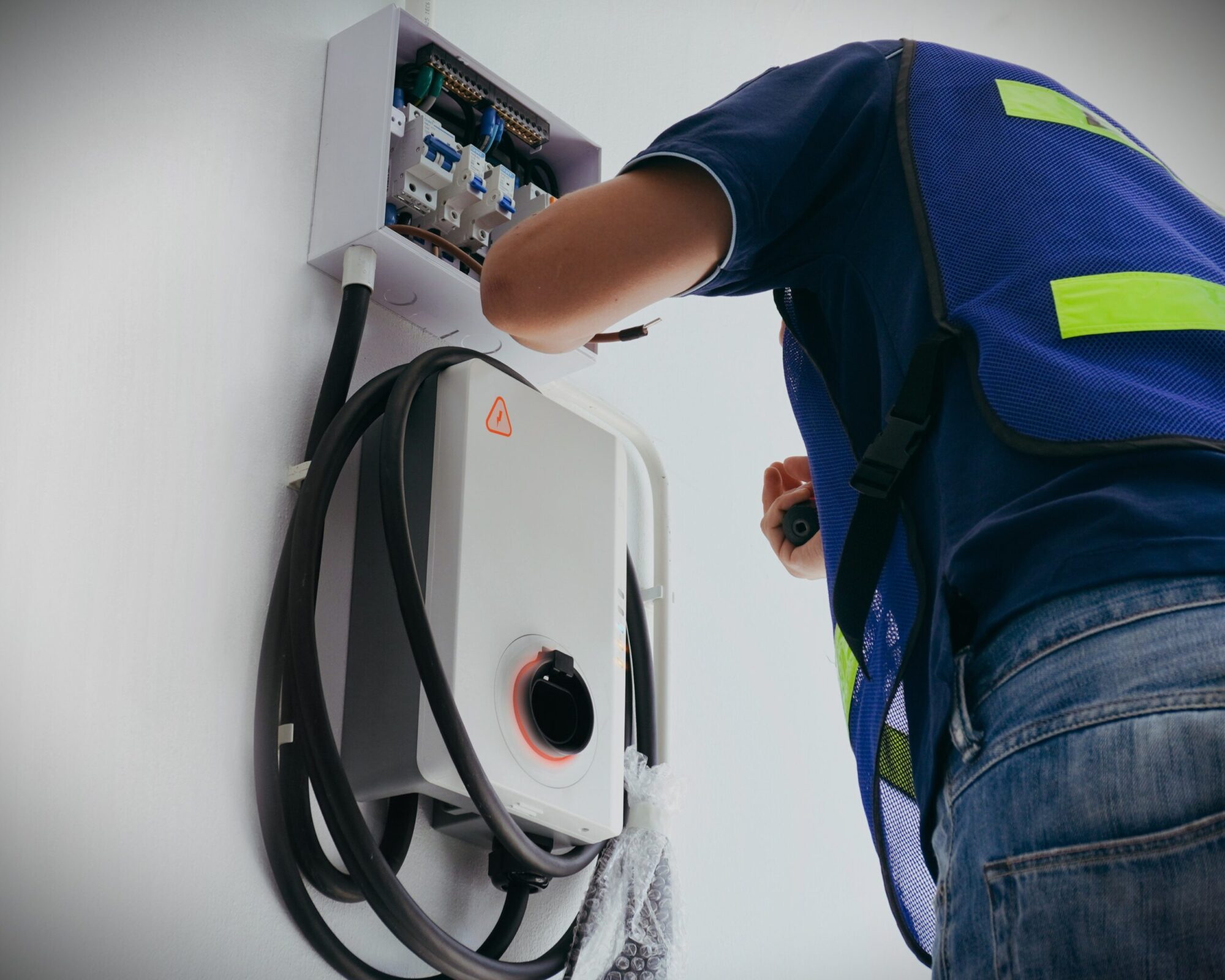 Zertifizierter Elektriker installiert Wallbox