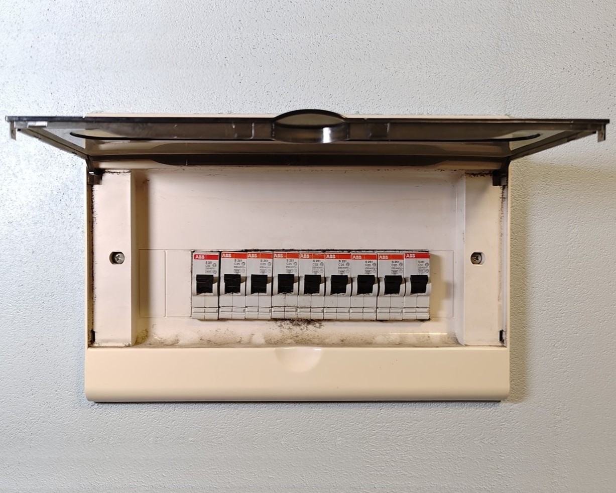 Älterer Sicherungskasten ohne FI-Schutzschalter